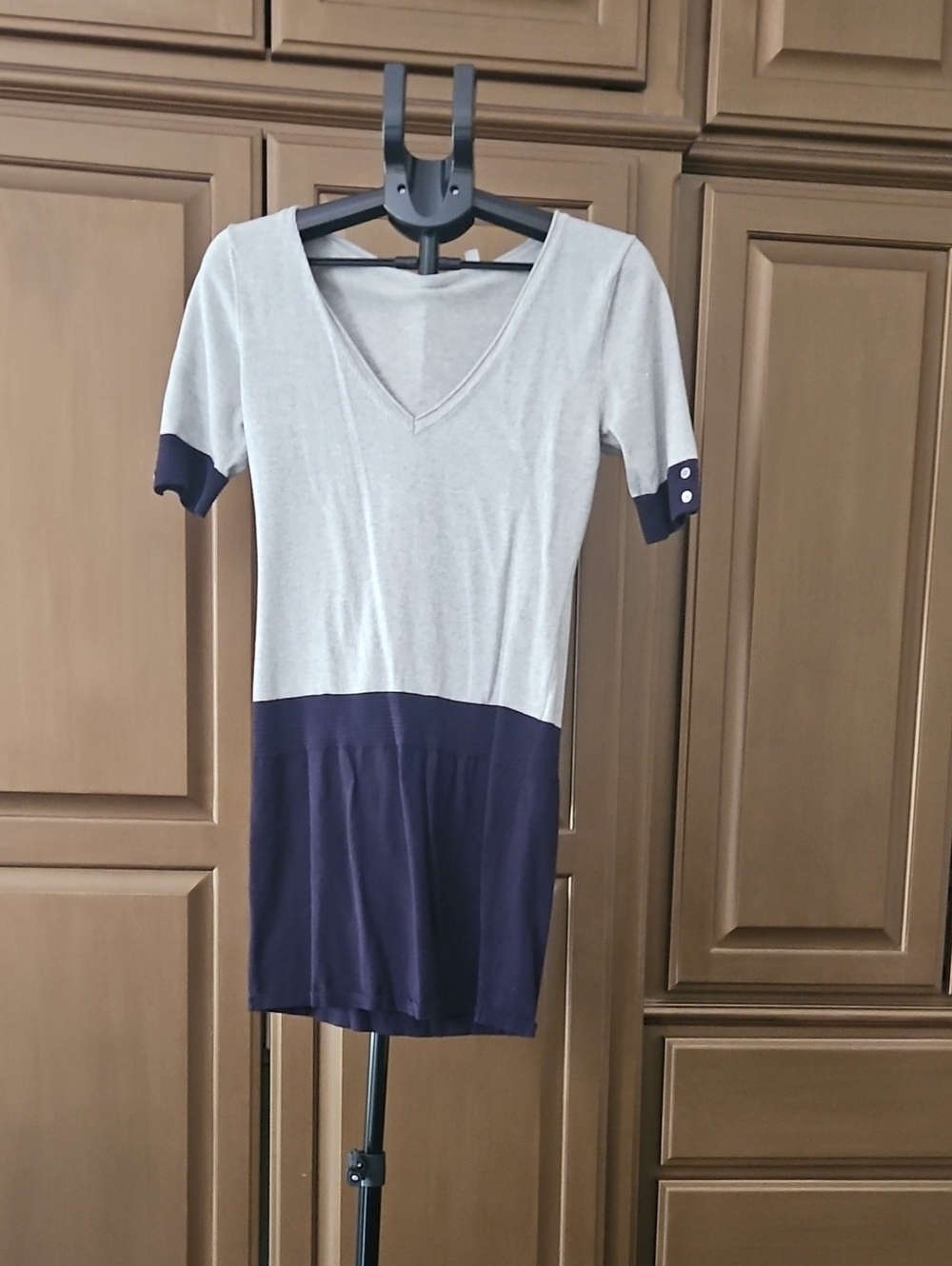 Short Sleeve V-Neck Tunic Top in Light Gray and Navy